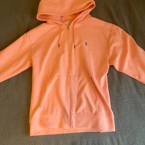 Ralph lauren hoodie - Säljer denna hoodie eftersom jag köpte den från en reseller men den satt inte som förväntat så då säljer jag vidare den, den sitter som L och den är inte använd, hör av dig om du har någon fråga angående hoodien 😁