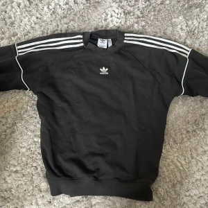 Adida sweatshirt - Adidas sweater i svart, Den har en boxy fit på mig som är 188 och 68kg