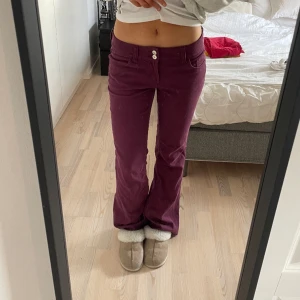 Lila jeans - Bra skick❤️ Midjemått: 40cm Innebenslängd: 81cm (Jag är 175 cm lång)