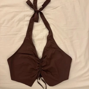 Topp - Brun topp, skönt material. Ifrån H&M, storlek M. Aldrig använd! 80kr, köparen står för frakten. 
