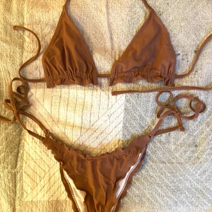 Brun bikini - Fin brun bikini. Verkligen super fin men inte rikigt min stil längre. Skriv för mer info/bilder 🤍😽