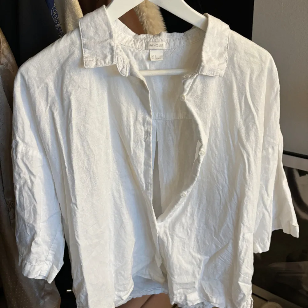 Strycker såklart denna innan den köpa. Linneskjorta ifrån H&M. Köparen står för frakt 📦 . Skjortor.