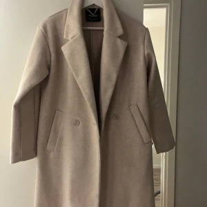 Beige kappa  - Beige kappa från pull and bear som inte kommer till användning, använt skick men forfarande fin!