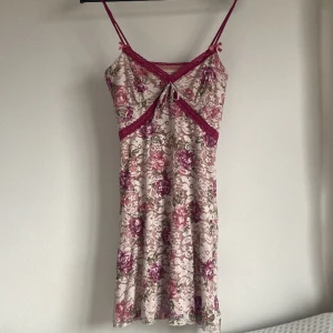 Urban outfitters mini dress - Köptes i London för två år sedan för 700kr , tyvär för liten för mig nu men den är i superbra skick. kolla bio innan köp och klicka ej på köp nu