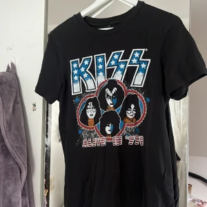 Kiss t-shirt - T-shirt med tryck i bra skick. Storleken är Xs men passar som S
