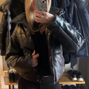 Vadderad PU-jacka - Superfin, enkel vinter/vårjacka i fint skick som passar till mycket. Den kan stängas med både knappar och dragkedja🙌🏽💗Jackan säljs inte längre på hemsidan.