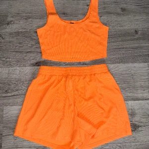 Topp och shorts  - Storlek M