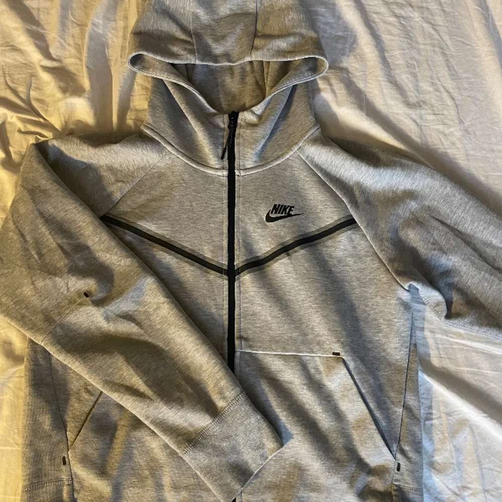 En Nike tech hoodie i dam modellen! Inte mycket använd, inga defekter🙌🏻. Hoodies.