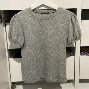 Zara topp - Säljer en tröja från zara i fint skick och inga defekter eller hål❤️
