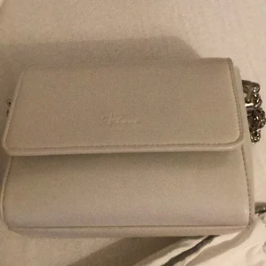 Väska säljs  - Jag säljer denna väska för att jag tror att någon annan kommer använda den mer än mig så jag säljer den 160 men frakten ingår i köpet 