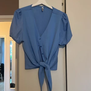 Blus  - Kortare blus från Nelly. Använd 2 gånger 