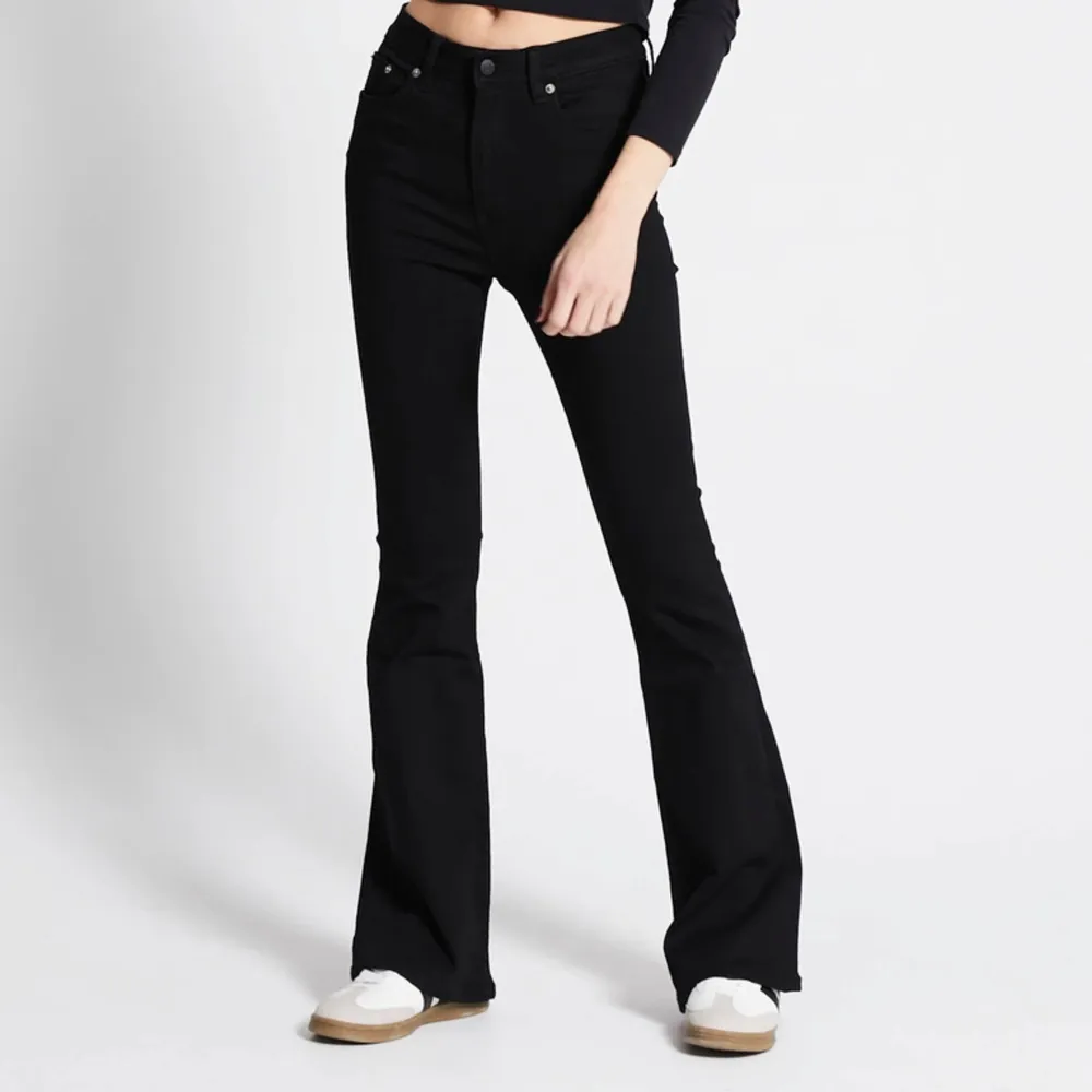 Säljer ett par snygga svarta lager jeans då det är för korta för mig.Måtten finns på sista bilden så kolla där om de behövs! De har inga defekter och är i storlek S❤️köparen står för frakten!. Jeans & Byxor.
