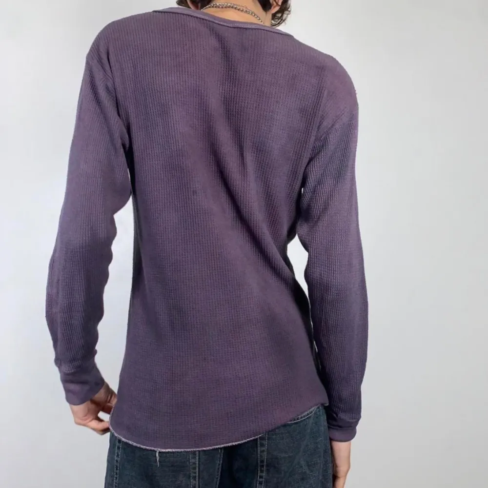 Finmaskigt stickad tröja i lila. Modellen på bilden (inte jag) är 175 cm för referens.. Tröjor & Koftor.