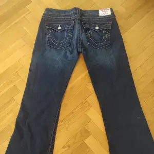 Sjukt snygga bootcut jeans från True Religion, säljer då de var för stora för mig. Är oanvända och i jättebra skick! Fråga gärna om mått 💕