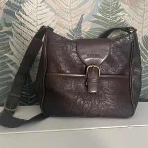 Vintage väska  - Don Donna väska med fint mönster som jag köpte i Tallinn. Inga defekter 😚🌟