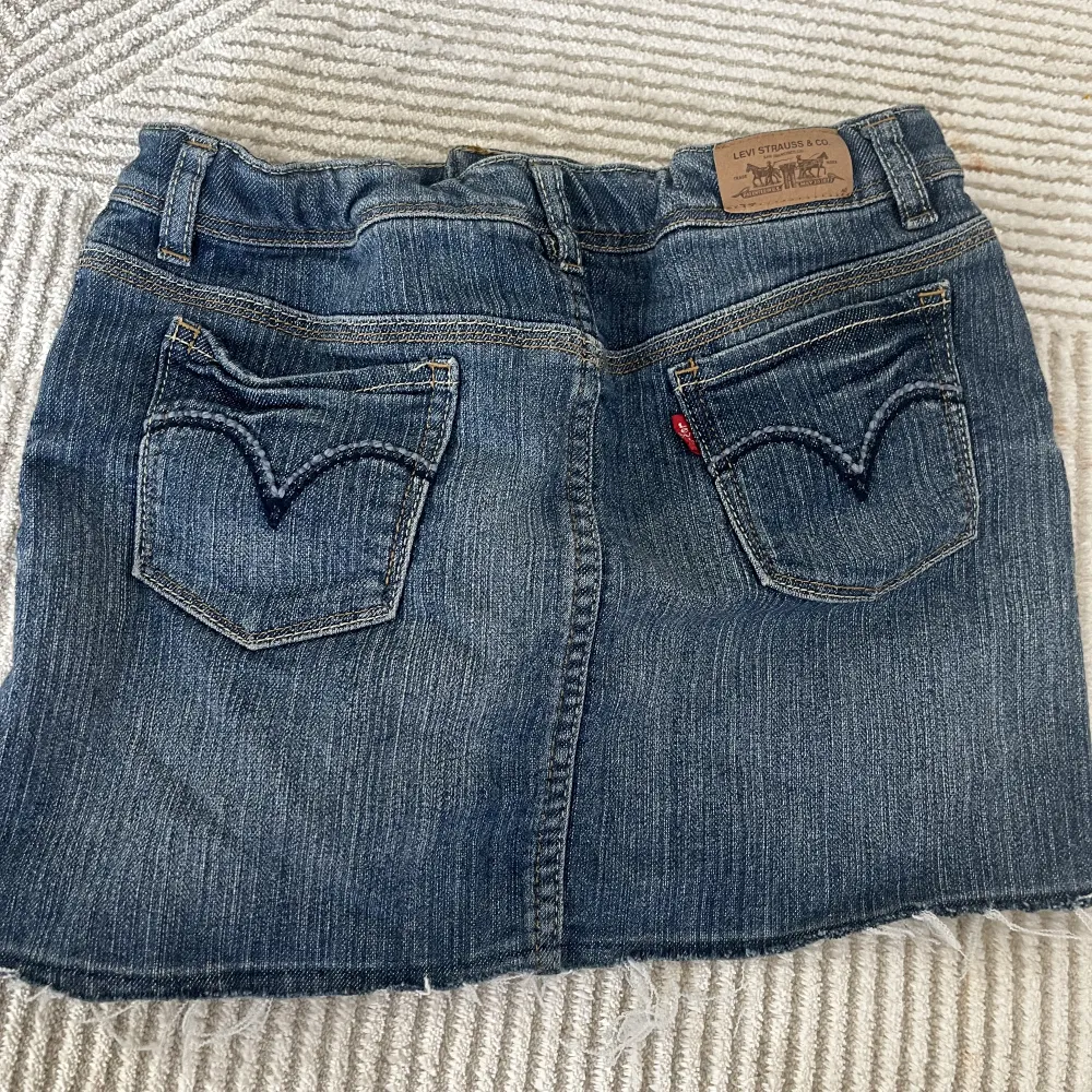 Super snygg jeans kjol som tyvärr inte kommer till användning längre. Den är i storlek xxs från Levis.. Kjolar.