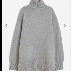 Stickad tröja - Superfin stickad tröja med polo och slits på sidorna💕 lite nopprig dock