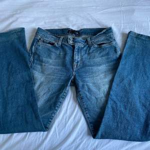 Säljer dessa snygga jeans pågrund av att de inte passar mig. Innerbenslängd: 77cm midjemått: 41cm rakt över finns tecken på användning💕kan gå ner i pris vid snabb affär, passa på nu medans de är fri frakt!