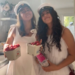 studentklänning - säljer ni min älskade studentklänning som tyvärr endast har varit använd under min studentdag! en bekväm klänning som har rosetter på axlarna som gör den väldigt festlig! 