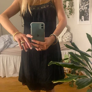 Strand klänning  - Säljer denna superfina sommarklänningen som är perfekt till stranden.😁💕Såå fint mönster och detaljer på klänningen.