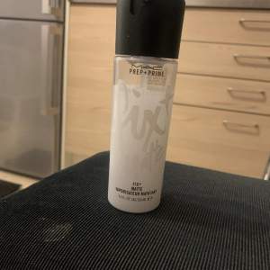 Säljer settingspray från Mac. Inte använt den mycket som ses på bilden. Nypris idag är 325kr på kicks men säljer för 80kr