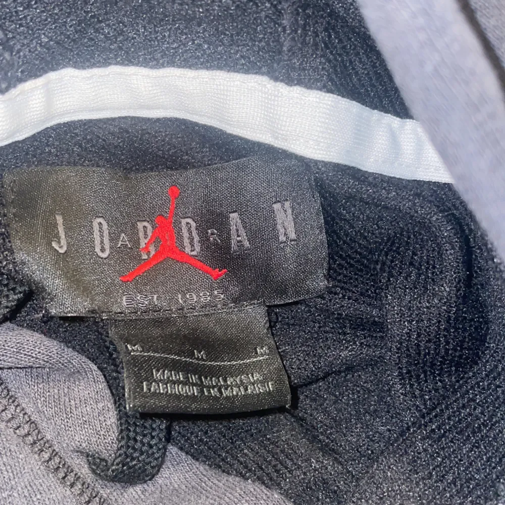 Säljer min Jordans tröja inte min stil lägre, knappt använd, pris kan diskuteras🤝. Hoodies.