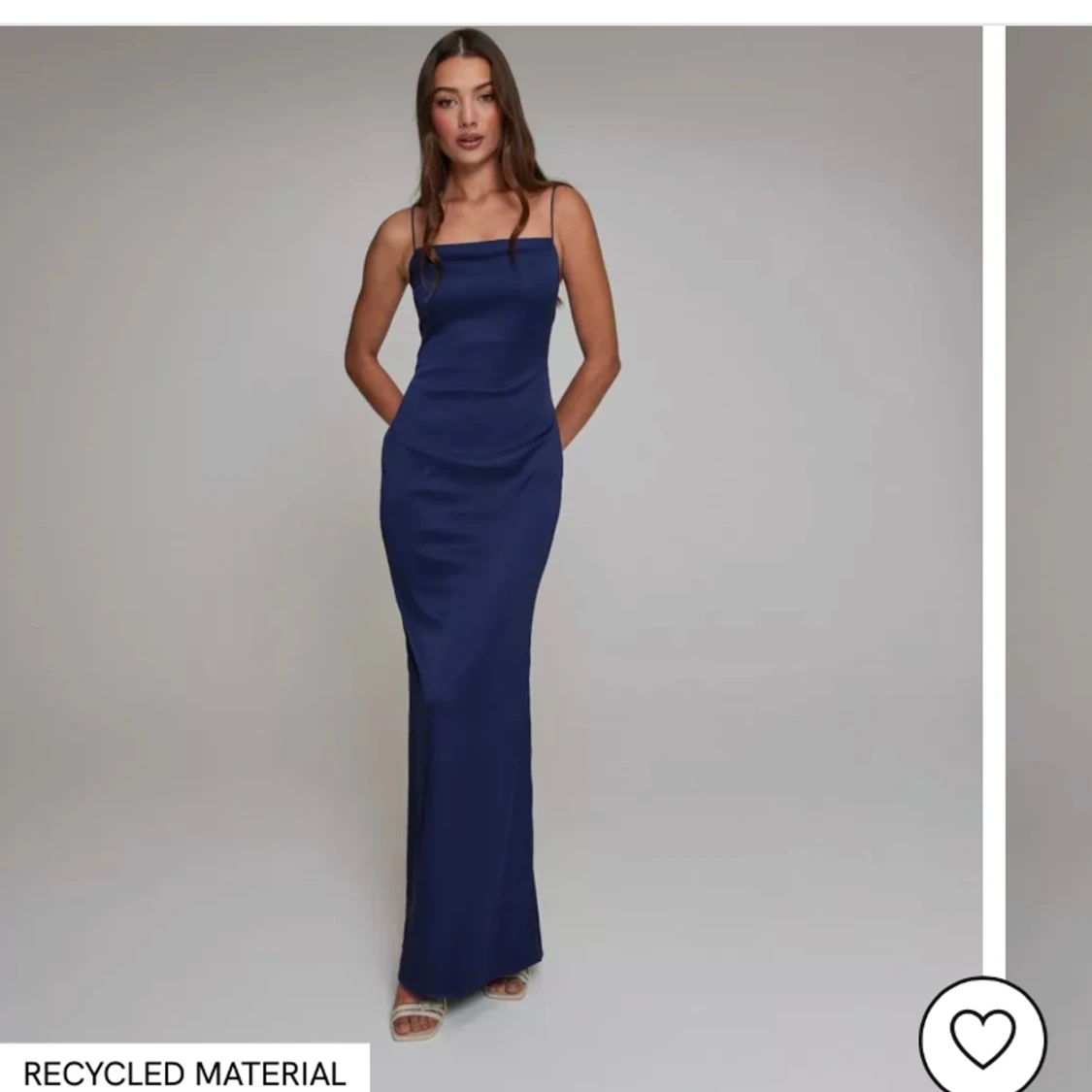 Superfin marinblå balklänning i satin med u ringning i ryggen!❤️‍🔥