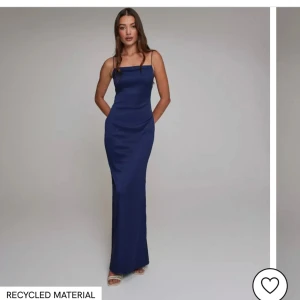 Superfin marinblå balklänning i satin med u ringning i ryggen!❤️‍🔥 - Säljer min superfina balklänning då jag har hittat en annan som passar mig bättre. Aldrig använd utan enbart provad och har prislappen kvar! Köpt på Nelly.com för 799kr. Hör av er vid eventuella frågor och funderingar!❤️‍🔥🙌🏼