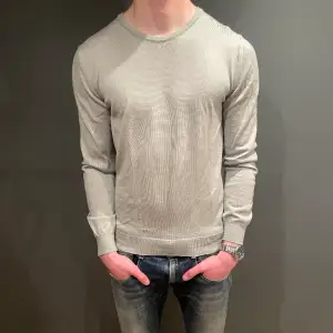 Säljer nu denna sjukt snygga tröja från Stenströms i grymt bra skick. Den är i storlek M. Referens- killen på bilden är 185 och väger 70 kg! Hör gärna av dig vid frågor och funderingar 😃