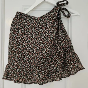 Omlottkjol  - Omlottkjol från hollister, helt oanvänd då den var för liten för mig - nyskick! Nypris 450❤️