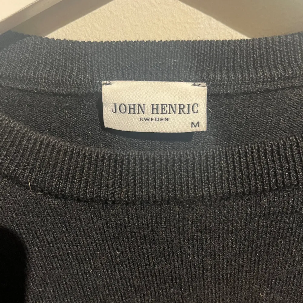 Snygg 100% merino ull tröja från John Henric. Den är i använt skick och har ett lagat hål. Hålet syns inte enligt mig. Nypris 800kr, mitt pris 249kr! ✌️🍾. Tröjor & Koftor.