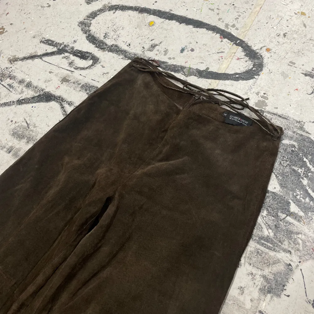 Unika vintage byxor med snörning både vid midjan och vid benöppningen. Materialet är läder/mocka. Midjemått 84cm, innerbenslängd 64cm.. Jeans & Byxor.