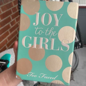 Too faced ögonskuggor Joy to the girls - Too faced ögonskuggor.  Fint skick!  Utgått!   Kan hämtas i Trollhättan eller skickas med Plick!