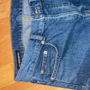 Väldigt fina J.Lindberg jeans. Ser ut som nya. Nästan oanvända. Nypris runt 1500kr
