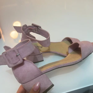 Rosa klackar  - Söta klackar i en fin gammelrosa färg från skopunkten i storlek 37! Ny pris 299kr säljer för 60kr 😍 