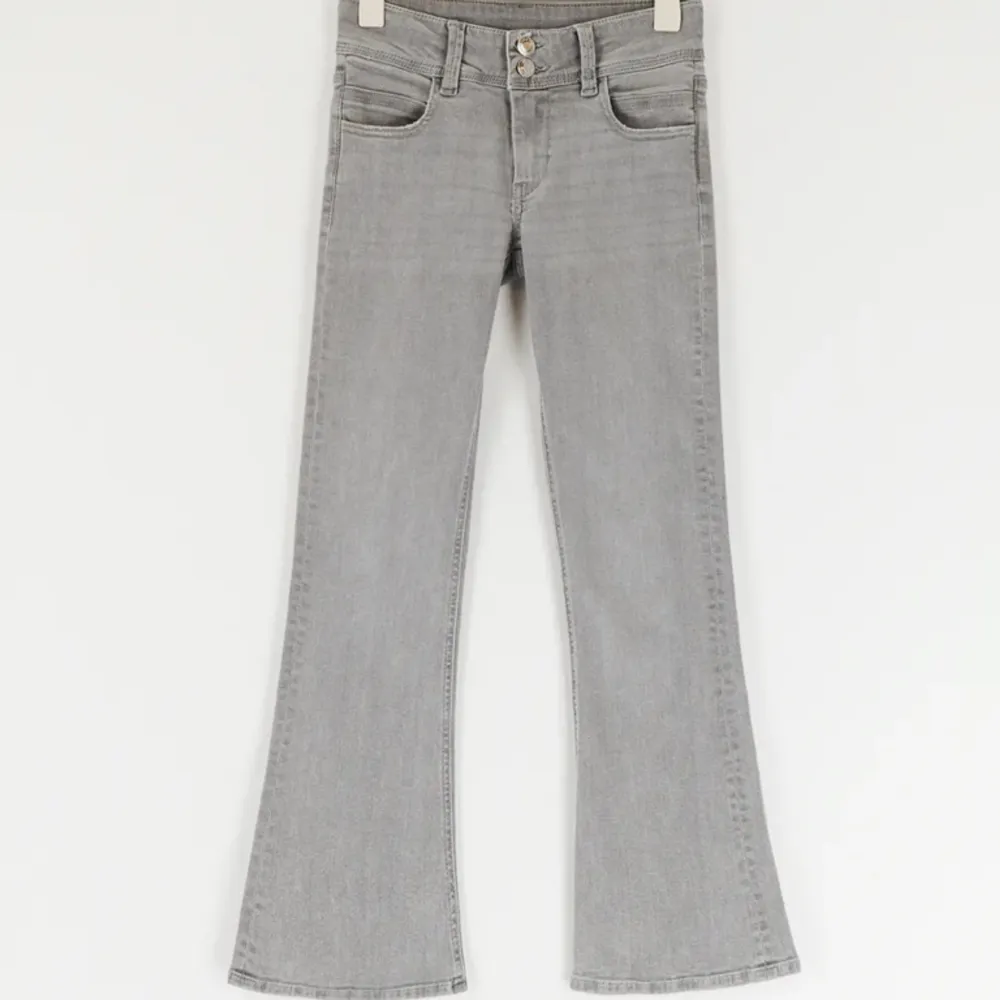 Helt nya lågmidjade bootcut jeans🐘💕 💥Köparen står för frakten. Jeans & Byxor.