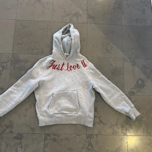 Sandro hoodie  - Säljer denna gråa sandro hoodie med röd text. Inga defekter. Nypris tror ca 2200kr. Plagget är kvar så långe det inte står ”såld” och frakt står köparen för (58kr spårbar) ❤️❤️