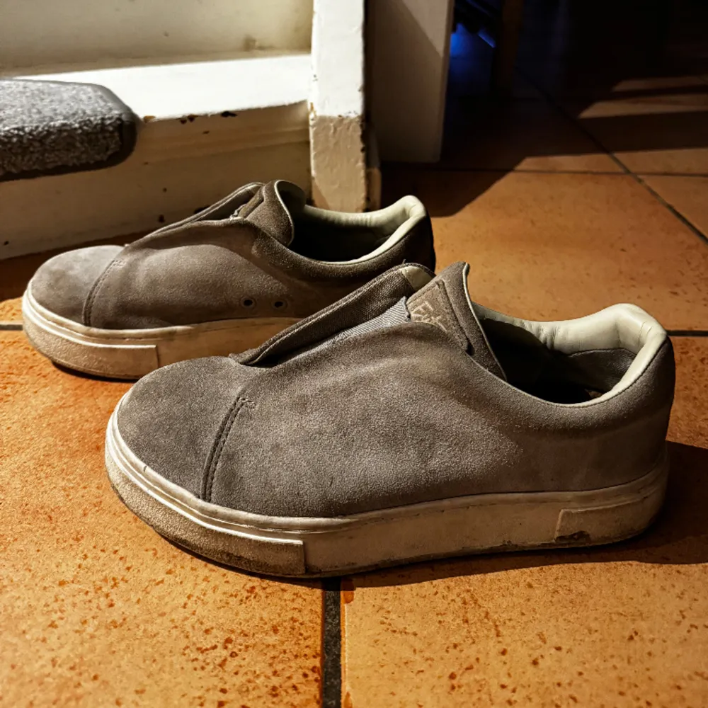 Säljer nu mina sjukt snygga Doja Sneakers från Eytys! Skorna har använts mycket förr, därmed är de några skavanker! Skriv för mer bilder💞. Skor.