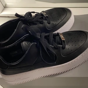 Nike air force skor  - Storlek 39 Hög sula Skorna är endast använda en gång, inga defekter så de är som nya! 