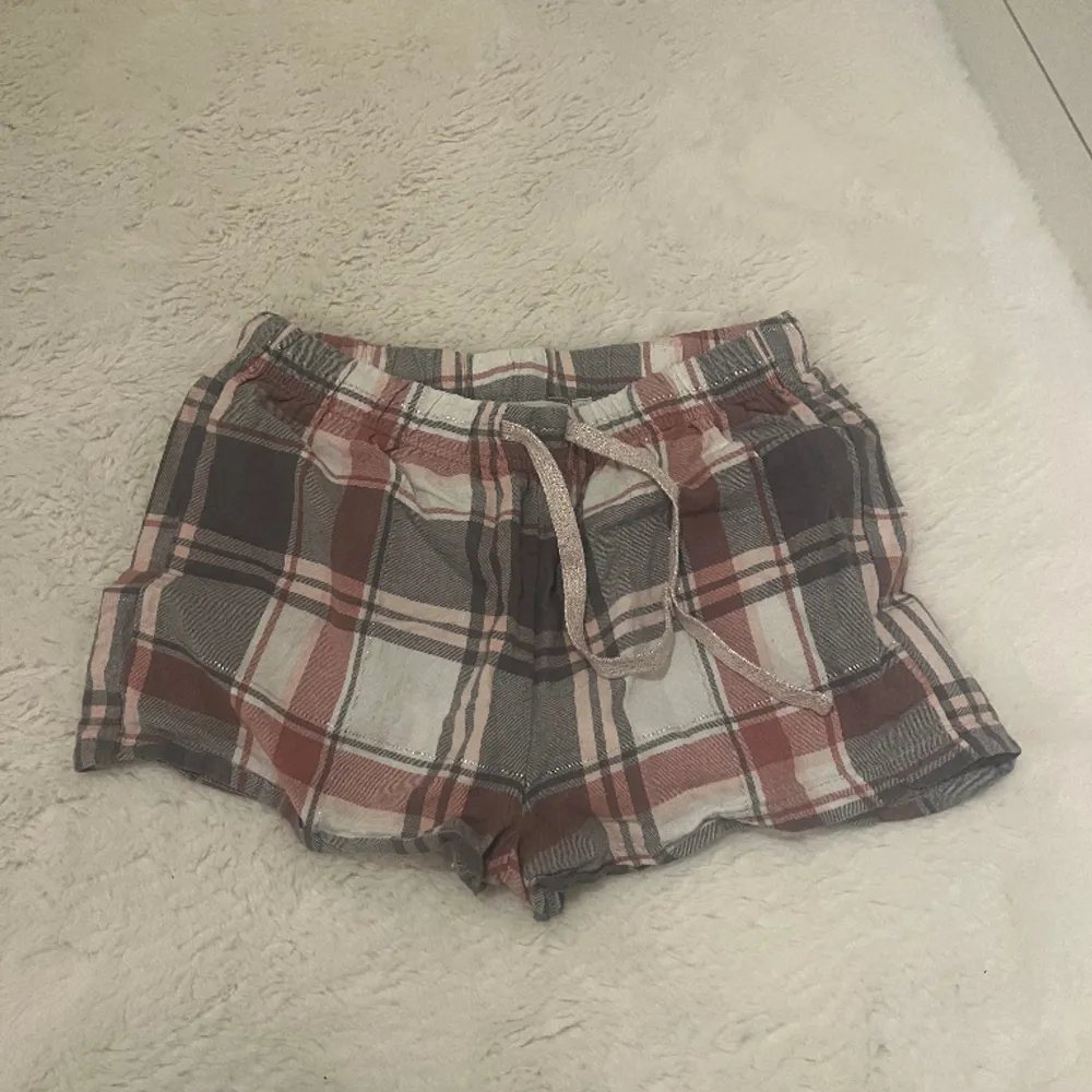 Säljer dessa rutiga shorts som inte kommer till användning längre. Shorts.