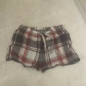 Säljer dessa rutiga shorts som inte kommer till användning längre
