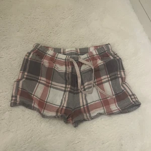 Shorts - Säljer dessa rutiga shorts som inte kommer till användning längre