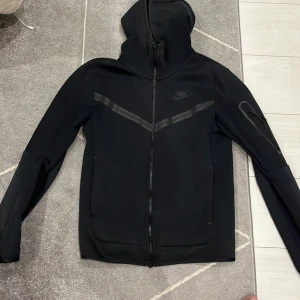 Nike tech fleece  - Jag säljer denna Nike tech fleecesn för ett bra pris det är använd några gånger och sick 8/10 det är väldigt snygg och pris kan diskuteras.