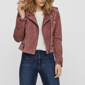 Skinnjacka - Rosa mockajacka från Vero Moda. Aldrig använd då jag köpte en storlek för liten. Fina silverdetaljer på och figursydd modell.  Ursprungspris är 1149kr 
