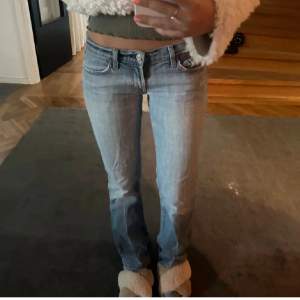 Så fina lågmidjade jeans!❤️ storlek 27 men insydda så de passar midje 25🙏🏻 midjemått:38cm , innerbenslängden:82cm❤️