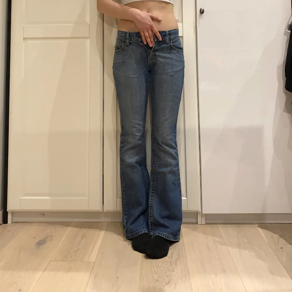 midja 36 cm rakt över o innerben 80 cm ja e 170 för referens. Jeans & Byxor.