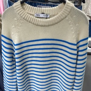 Randig virkad tröja  - Söt randig vikad tröja, ordentligt material. Aldrig använd då den var för liten 