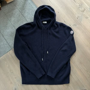 Moncler Hoodie! - Nu säljer vi denna riktigt feta Moncler hoodie i storlek M! Den är i riktigt fint skick (9/10). Det är en av de äldre modellerna så går ej att köpa länge!  Hör av dig vid eventuella frågor!  ❗️Digitalt kvitto finns❗️