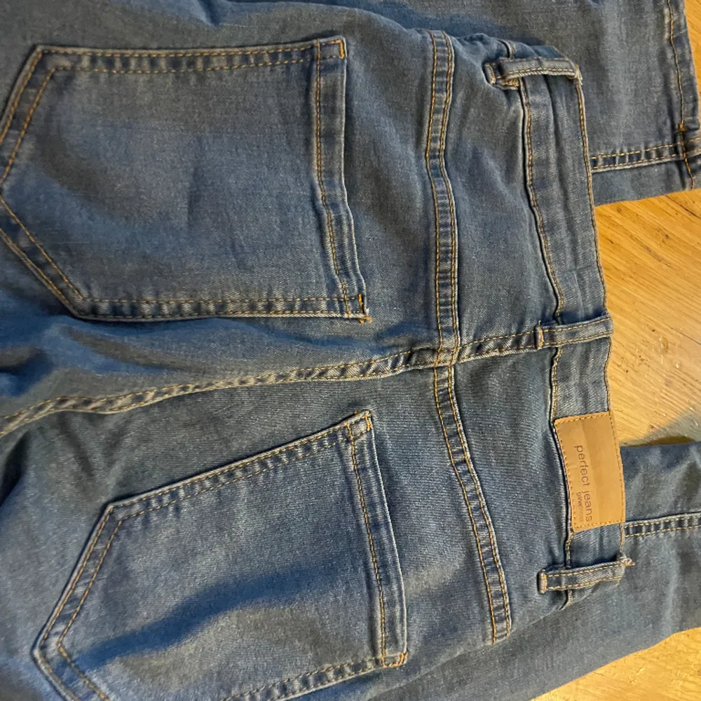 Dessa jeans sitter så sjukt bra på, man får en jätte fin rumpa i dom. Storlek S, väger 386 gram så frakten blir 72 kronor.. Jeans & Byxor.