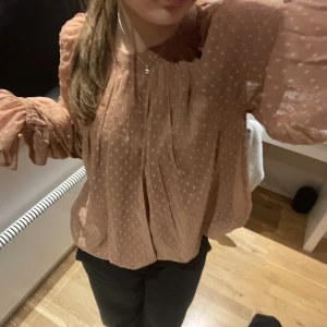 Blus  - Fin blus k storlek 36. Aldrig använd. Köpt för kanske 300 säljer för 70 o köparen står för frakt